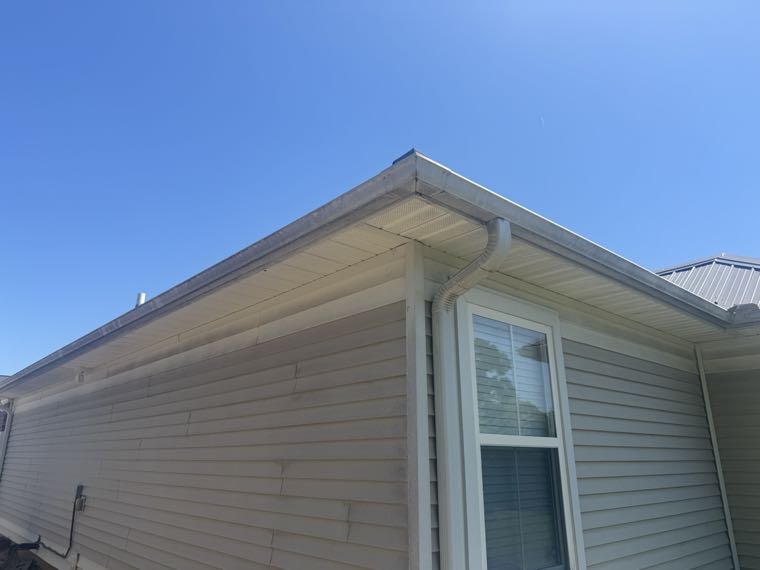 Eaves and soffit stained dark before cleaning