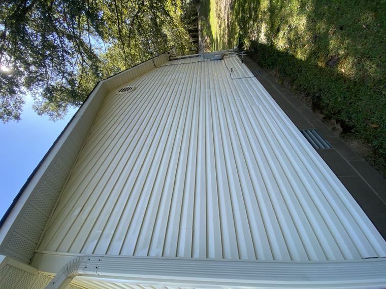 Vinyl siding on a South Arkansas home after soft washing, clean and free of algae